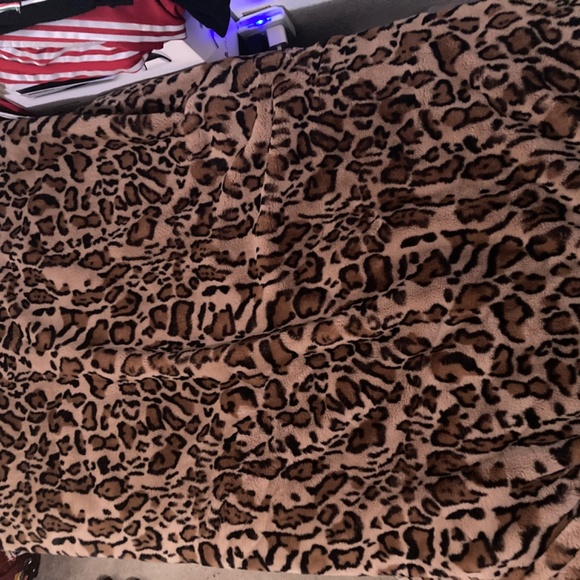Gianni Versace Leopard Silk/Polyester Blanket - Picture 3 of 4